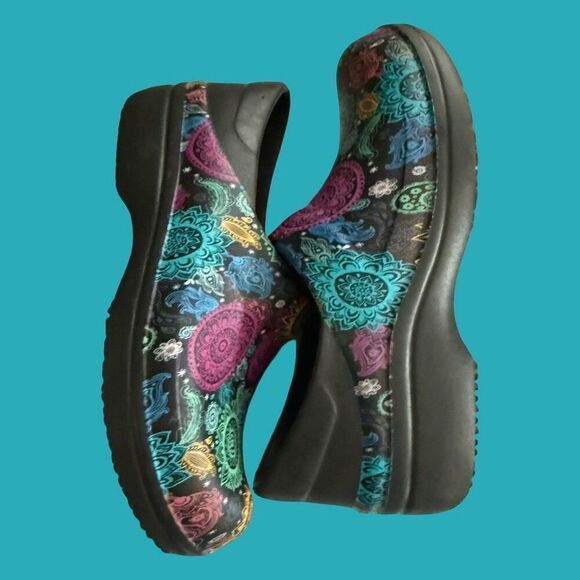 Women’s Crocs Neria Pro II Black/Colorful Print  Dual Comfort Clogs Size W7 - Picture 7 of 10